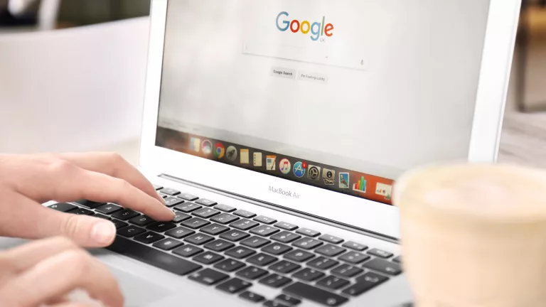 Cómo conseguir que tu marca aparezca en los AI Overviews de Google